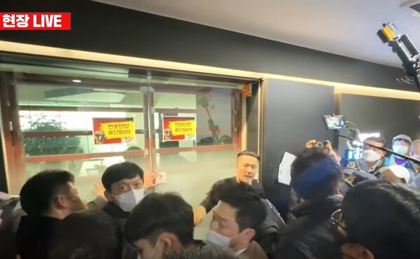 경찰이 지난달 7일 경기 남양주시 더탐사 사무실을 압수수색하려 하자 최영민 감독과 시민들이 저항하고 있다. 더탐사 유튜브 화면 캡처.