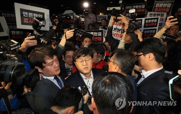 댓글 여론조작 혐의를 받고 있는 '드루킹' 김 모 씨의 활동 기반인 느릅나무출판사 절도 사건을 수사 중인 경기 파주경찰서 소속 경찰들이 25일 오후 서울 중구 태평로 TV조선 본사를 압수 수색하기 위해 진입을 시도하다 언론 탄압 중단을 주장하며 막아선 TV조선 기자들과 대치하고 있다. 2018. 4. 25. 연합뉴스