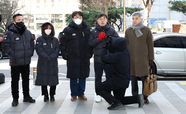 한동훈 법무부 장관의 주거지를 무단 침입한 혐의로 고발당한 '시민언론 더탐사'의 강진구 공동대표(오른쪽 두번째) 등이 14일 오후 서울경찰청 반부패·공공범죄수사대에 조사를 받기 위해 출석하며 기자회견을 하고 있다. 2022.12.14. 연합뉴스