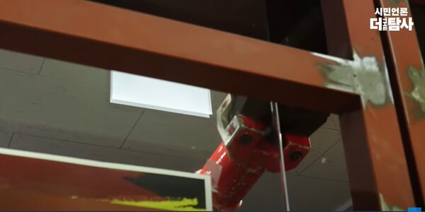 지난 7일 시민언론 더탐사에 대해 경찰이 압수수색을 할 때 절단기를 동원해 강제로 사무실 문을 따는 모습.. 더탐사 유튜브 화면 캡처