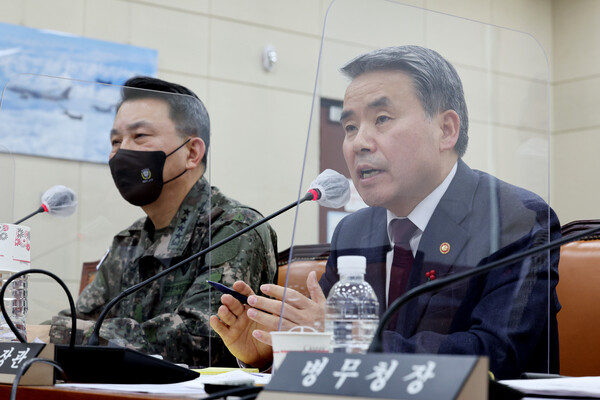 이종섭 국방부 장관이 28일 국회 국방위원회 전체회의에서 의원들의 질의에 답하고 있다. 왼쪽은 김승겸 합참의장이다.  2022.12.28  연합뉴스 