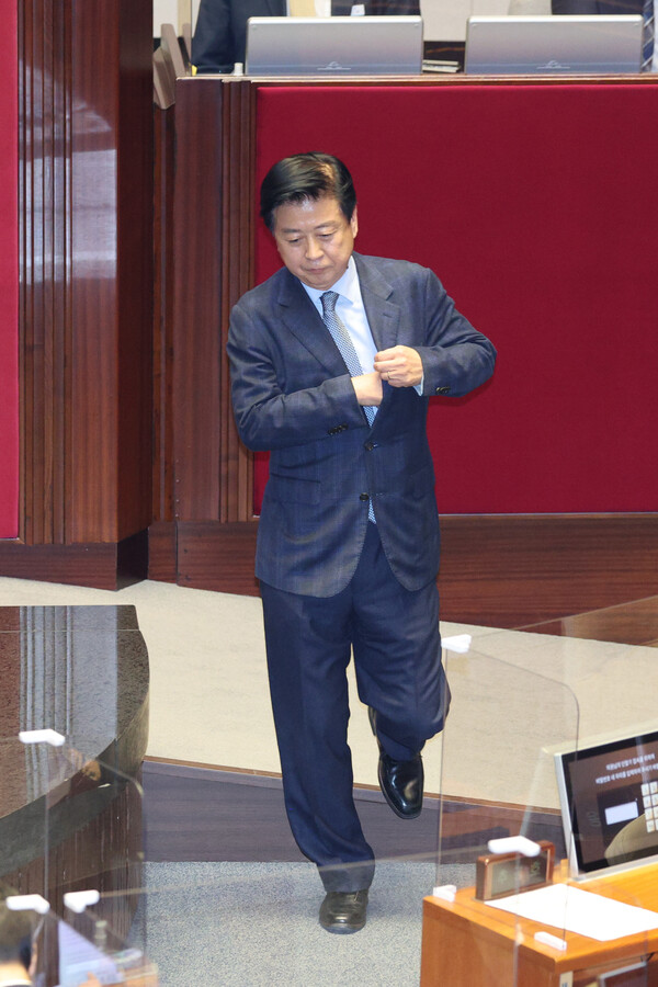 뇌물수수·정치자금법 위반 혐의를 받는 더불어민주당 노웅래 의원이 28일 오후 국회에서 열린 본회의에서 신상발언을 마친 뒤 자리로 돌아가고 있다. 2022.12.28. 연합뉴스