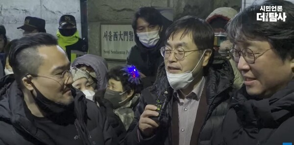 구속영장이 기각돼 기뻐하는 시민언론 더탐사 최영민 감독, 강진구 기자, 박대용 기자(왼쪽부터). 더탐사 유튜브 캡처.