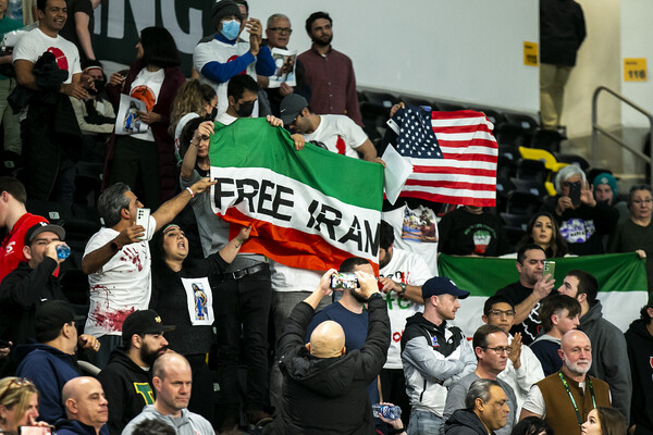 11일(현지시각) 미국 아이오와주 코럴빌에서 열린 세계레슬링연합(UWW) 남자 프리스타일 레슬링 월드컵 결승전에서 관중들이 '자유 이란'(Free Iran)이라고 쓴 깃발을 들고 있다. 노르웨이에 본부를 둔 인권단체 이란휴먼라이츠(IHR) 등에 따르면 지금까지 이란 반정부 시위로 적어도 488명이 숨졌고 구금된 시위 참가자는 1만 8200명에 달한다. 2022.12.12  AP 연합뉴스