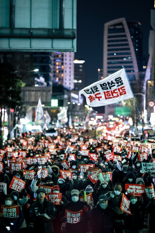‘촛불승리전환행동’(촛불행동)은 성탄전야인 24일에도 서울 숭례문과 세종대로 일대에서 20차 촛불대행진을 이어갔다.출처 : 세상을 바꾸는 시민언론 민들레(http://www.mindlenews.com)사진 이호 작가 제공