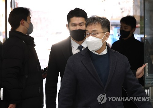 화천대유자산관리 대주주 김만배 씨가 30일 오전 서울 서초구 서울중앙지방법원에서 열린 대장동 개발 사업 로비·특혜 의혹을 받는 곽상도 전 국민의힘 의원 1심 결심 공판에 출석하고 있다. 2022.11.30. 연합뉴스