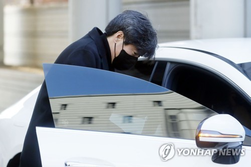 남욱 변호사가 30일 오전 서울 서초구 서울중앙지법에서 열린 결심공판을 마친 뒤 법원을 나서고 있다. 검찰은 이날 남 변호사에게 징역 1년을 구형했다. 2022.11.30. 연합뉴스