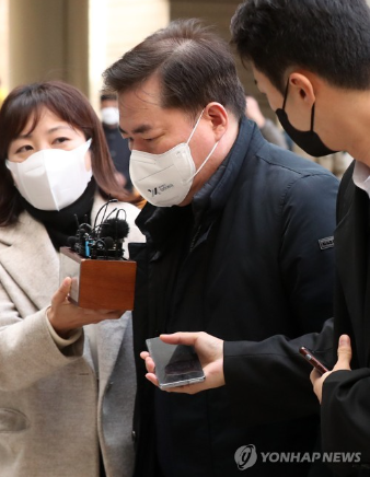 유동규 전 성남도시개발공사 본부장이 25일 오전 서울 서초구 서울중앙지방법원에서 열린 대장동 개발 사업 로비·특혜 의혹 관련 1심 속행 공판에 출석하기 위해 법정으로 향하고 있다. 2022.11.25 연합뉴스