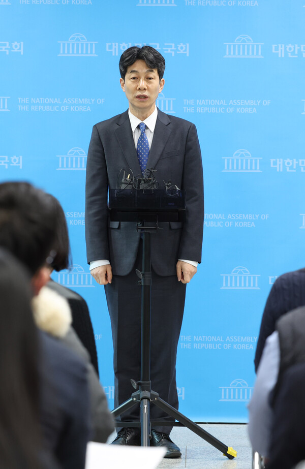 더불어민주당 윤건영 의원이 1일 오후 국회 소통관에서 문재인 전 대통령의 서해피격수사에 대한 공식입장문을 발표한 뒤 취재진의 질문에 답하고 있다. 2022.12.1. 연합뉴스