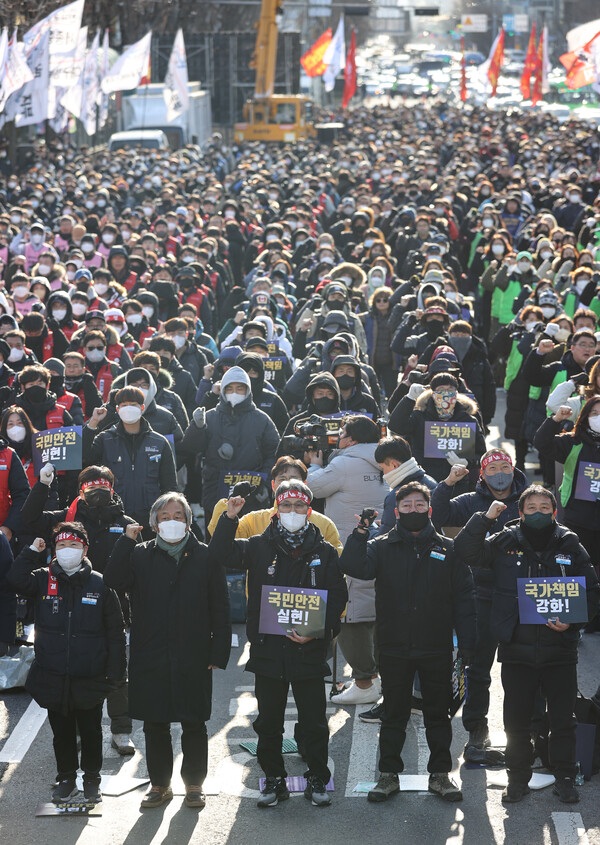 민주노총 공공운수노조 조합원들이 1일 오후 서울 용산구 대통령 집무실 인근에서 공동파업-총력투쟁 결의대회를 열고 구호를 외치고 있다. 2022.12.1. 연합뉴스