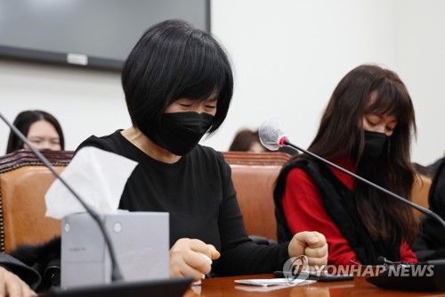  1일 오후 국회에서 열린 용산 이태원 참사 진상규명과 재발방지를 위한 국정조사 특별위원회 유가족 간담회에서 두 주먹을 꽉 쥔 유가족이 흐느끼고 있다. 2022.12.1 연합뉴스