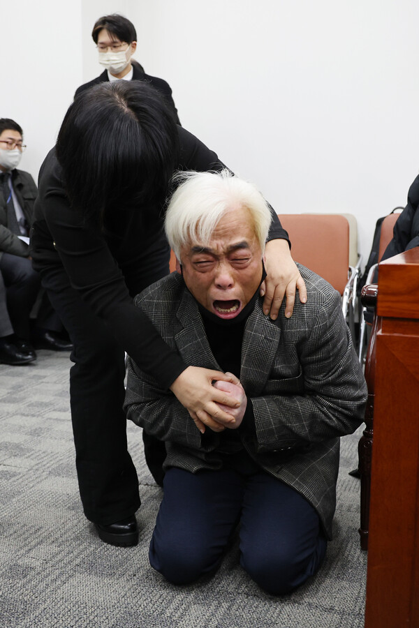 지난 1일 국회 용산 이태원 참사 진상규명과 재발방지를 위한 국정조사 특별위원회 간담회에서 자식을 잃은 아버지가 무릎을 꿇고, 절규하고 있다.  2022.12.1 연합뉴스 