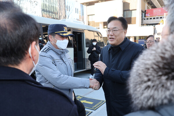 정진석 국민의 힘 비대위원장이 지난 2일 카타르 월드컵 한국-포르투갈 전 거리응원이 벌어질 서울 광화문 광장을 찾아 유동배 종로경찰서장과 악수를 하고 있다. 그는 일선 경찰에 시민 안전을 위해 분골쇄신해달라고 당부했다. 2022.12.2  연합뉴스 