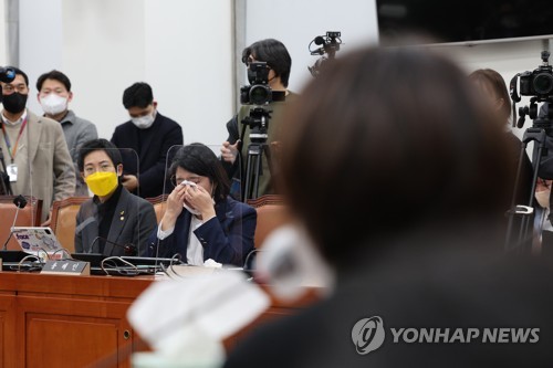 지난 1일 오후 국회에서 열린 용산 이태원 참사 진상규명과 재발방지를 위한 국정조사 특별위원회 유가족 간담회에서 기본소득당 용혜인 의원이 유가족의 발언을 들으며 눈물을 닦고 있다. 2022.12.01 연합뉴스