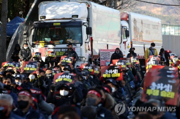 화물연대 총파업 9일째를 맞은 2일 오후 광주 광산구 금호타이어 광주공장 정문 앞에서 화물연대 총력투쟁 결의대회가 열리고 있다. 2022.12.02. 연합뉴스