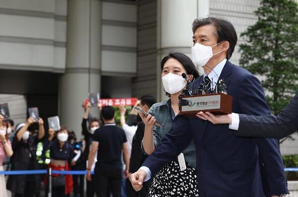 소위 '장학금 뇌물' 사건에 대한 첫 심리가 열렸던 지난 2021년 7월 14일 공판에 조국 전 장관이 출석하고 있다. 2022.07.14(사진=연합뉴스)