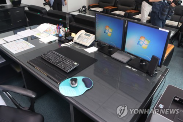 검찰은 2019년 8월 27일 조국 전 장관에 대한 동시다발 압수수색을 벌이면서 장학금 지급과 관련해 노환중 부산대원장실을 압수수색했다. 사진은 노환중 원장의 원장실 책상.  2019.08.27(사진=연합뉴스)