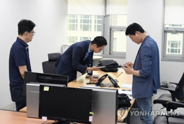 검찰은 조 전 장관 딸에게 지급된 부산대 의전원 장학금과 관련 부산의료원장 임명과 관련된 의혹이 있다며 부산시청에서 의료원장 임명과 관련된 자료를 압수수색했다. 2019.08.27(사진=연합뉴스)