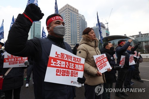전국민주노동조합총연맹 조합원들이 3일 오후 서울 여의대로에서 노조법 2·3조 개정, 화물 안전운임제 확대 등을 촉구하며 행진하고 있다. 2022.12.3 연합뉴스 
