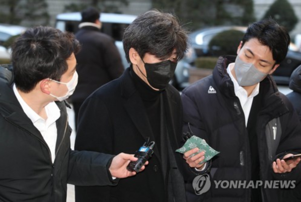 남욱 변호사가 2일 오전 서울중앙지법에서 열린 대장동 개발 사업 로비·특혜 의혹 관련 1심 속행 공판에 출석하고 있다. 2022.12.02. 연합뉴스