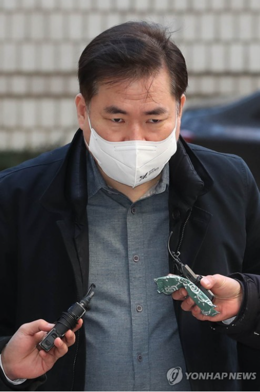 ​김만배 화천대유 대주주가 2일 오전 서울중앙지법에서 열린 대장동 개발 사업 로비·특혜 의혹 관련 1심 속행 공판에 출석하고 있다. 2022.12.2(사진=연합뉴스)유동규 전 성남도시개발공사 본부장이 2일 오전 서울중앙지법에서 열린 대장동 개발 사업 로비·특혜 의혹 관련 1심 속행 공판에 출석하고 있다. 2022.12.02. 연합뉴스