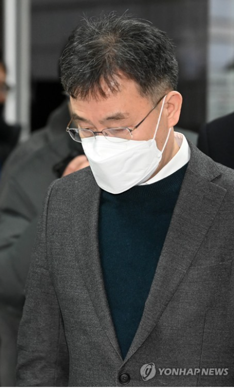 김만배 화천대유 대주주가 2일 오전 서울중앙지법에서 열린 대장동 개발 사업 로비·특혜 의혹 관련 1심 속행 공판에 출석하고 있다. 2022.12.02. 연합뉴스