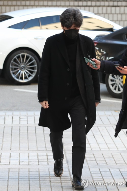 남욱 변호사가 2일 오전 서울중앙지법에서 열린 대장동 개발 사업 로비·특혜 의혹 관련 1심 속행 공판에 출석하고 있다. 2022.12.02. 연합뉴스