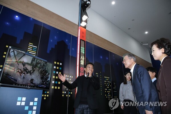 2019년 2월 13일 “스마트시티 혁신전략 보고회”에서 스마트가로등 설명을 듣는 문재인 대통령