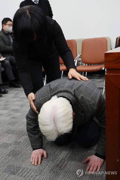 지난 1일 국회에서 열린 용산 이태원 참사 진상규명과 재발방지를 위한 국정조사 특별위원회 유가족 간담회에서 한 유가족이 무릎을 꿇고 머리를 숙이며 진실규명을 호소하고 있다. 연합뉴스