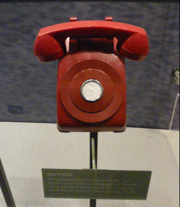미국 지미 카터 박물관에 전시된 수화기 소품 '레드폰'. 초기 미-소 간 핫라인은 다이얼이 없는 전화기였다.  위키페디아 