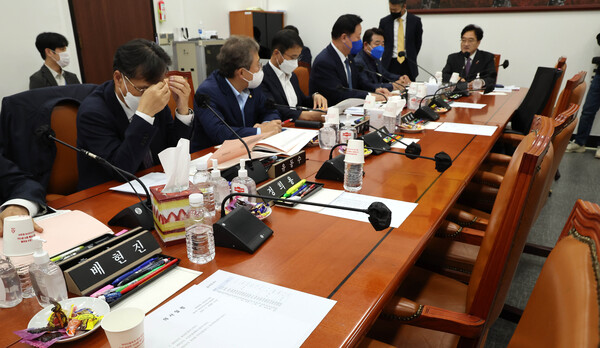 11월 28일 오전 국회에서 열린 예산결산특별위원회 예산안등조정소위원회에서 국민의힘 의원들이 불참한 가운데 더불어민주당 의원들이 국무조정실 등 정무위 소관 예산안을 심의하고 있다. 2022.11.28(사진=연합뉴스)