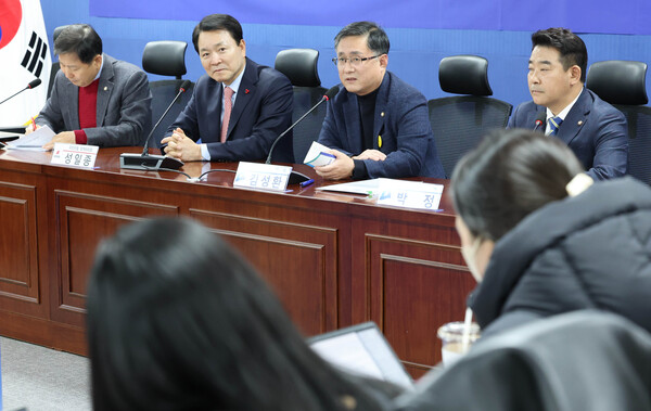 더불어민주당 김성환 정책위의장이 5일 오후 국회 의원회관에서 열린 여야 2+2 예산안 협의에서 발언하고 있다. 2022.12.5(사진=연합뉴스)
