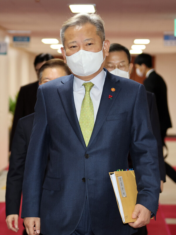 이상민 행정안전부 장관이 6일 정부서울청사에서 열린 제53회 국무회의에 참석하고 있다. 2022.12.6. 연합뉴스