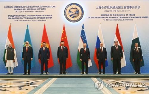SCO정상 기념촬영서 중앙에 자리한 시진핑.[AP 연합뉴스 자료사진.