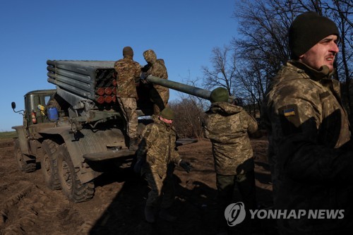 7일 우크라이나 바흐무트 지역 전선에서 우크라이나군이 자주 추진 다연장로켓 발사 준비를 하고 있다. 러시아의 우크라이나 침공이 촉발한 세계 에너지 위기로 각국이 재생에너지 사용을 급속히 늘리고 있다. 바흐무트/로이터 연합뉴스