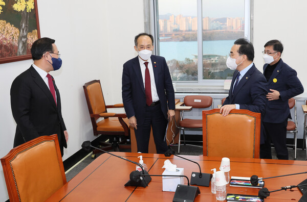 국민의힘 주호영 원내대표와 더불어민주당 박홍근 원내대표, 추경호 부총리가 7일 오후 국회 예산결산특별위원회 소회의실에서 예산안 협상 전 인사를 나누고 있다. 2022.12.7(연합뉴스)