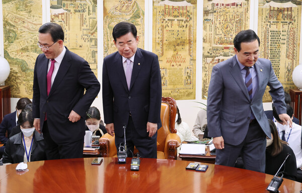 김진표 국회의장이 11월 21일 의장집무실에서 열린 교섭단체 원내대표 주례회동에서 양당 원내지도부와 기념촬영을 한 뒤 자리에 앉고 있다. 2022.11.21(연합뉴스)