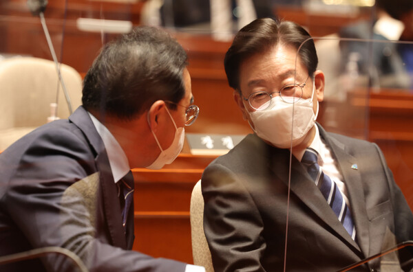 더불어민주당 이재명 대표(오른쪽)와 박홍근 원내대표가 7일 국회에서 열린 의원총회에서 대화하고 있다. 2022.12.7(연합뉴스)