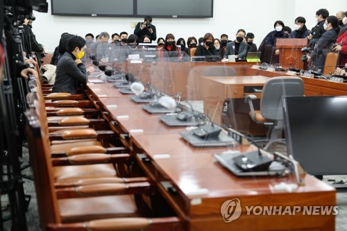 국회에서 열린 용산 이태원 참사 진상규명과 재발방지를 위한 국정조사 특별위원회 유가족 간담회가 국민의힘 소속 위원들이 불참한 가운데 진행되고 있다. 2022.12.1. 연합뉴스