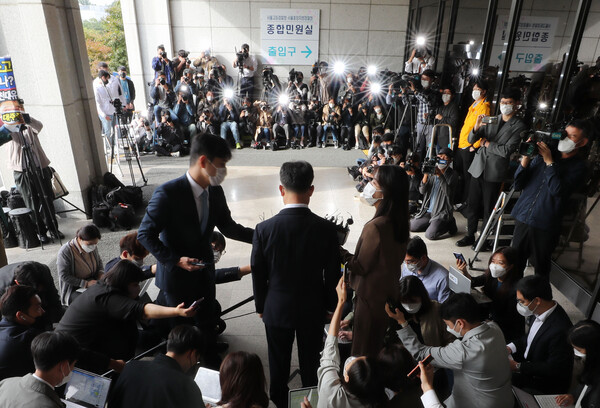 대장동 개발 로비·특혜 의혹의 핵심 인물인 화천대유자산관리(화천대유) 대주주 김만배 씨가 2021년 10월 11일 오전 서울 서초구 서울중앙지검에 피의자 신분으로 출석하고 있다. 2021.10.11(연합뉴스 자료사진)