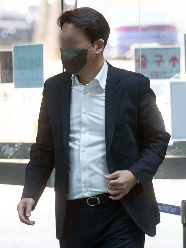 성남도시개발공사 전략기획실장이었던 김 모 회계사가 2022년 3월 11일 서울 서초구 서울중앙지법에서 1심 13회 공판 증인 신문에 출석, 법정으로 향하고 있다. 2022.3.11 (연합뉴스 자료사진)
