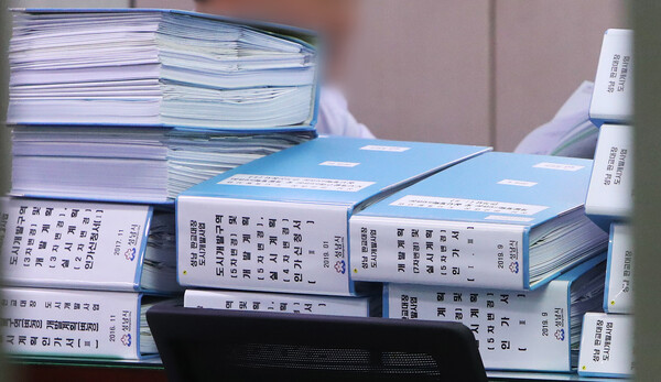 2021년 10월15일 오후 대장동 개발 로비·특혜 의혹 사건 관련 검찰 압수수색이 진행 중인 경기도 성남시청 도시계획과 사무실 책상 위에 판교대장 도시개발사업 관련 서류들이 쌓여 있다.2021.10.15(사진=연합뉴스 자료사진)