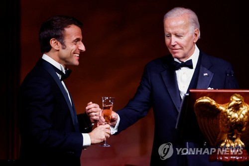 지난 1일 백악관 국빈만찬장에서 에마뉘엘 프랑스 대통령(왼쪽)이 조 바이든 미국 대통령과 환담을 나누고 있다. 2022.12.1  로이터연합뉴스
