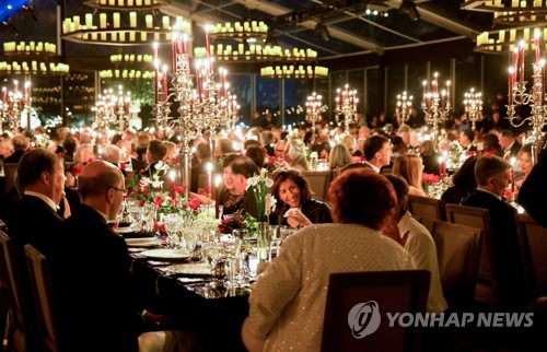 1일 백악관 국민만찬장은 평범한 파티를 연상시킬 정도로 흥겨운 분위기에서 진행됐다.  참석자들은 준비한 술이 떨어질 정도로 만찬 행사를 만끽했다.  2022.12.1 로이터연합뉴스 