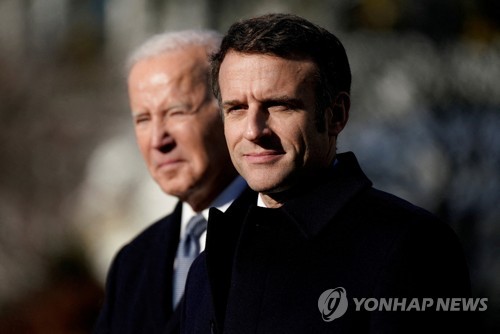 에마뉘엘 마크롱 프랑스 대통령(앞쪽)이 1일 백악관 남쪽잔디밭에서 조 바이든 미국 대통령이 주최한 국빈 방문 행사에 참석하고 있다. 2022.12.1 로이터연합뉴스 