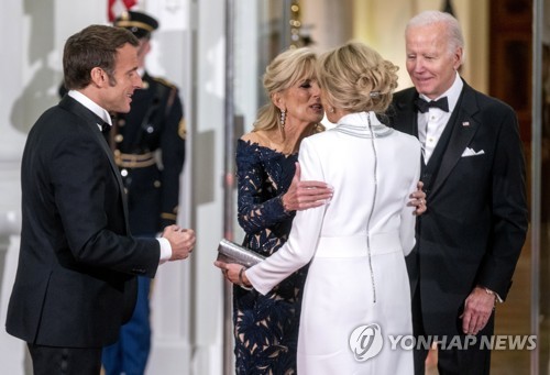 조 바이든 대통령 부부가 1일 국빈만찬이 열린 백악관 노스 포르티코 앞에서 에마뉘엘 마크롱 대통령부부를 맞이하고 있다. 이들은 만찬장에서 진농반농 분위기에서 바이든의 재선을 위한 건배를 나눴다고 미국 언론이 전했다.  2022.12.1  EPA연합뉴스 