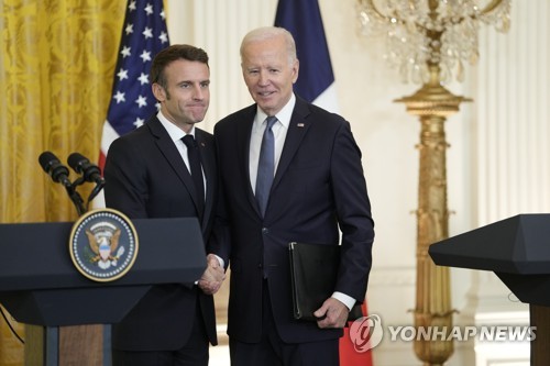 에마뉘엘 마크롱 대통령(왼쪽)과 조 바이든 대통령이 1일 백악관 이스트룸에서 연 공동기자회견장에 들어서고 있다. 2022.12.1   EPA연합뉴스 