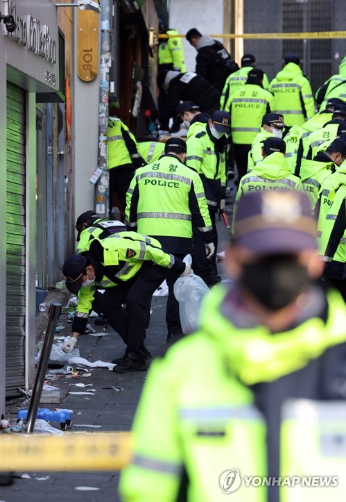 이태원 참사 현장에서 경찰이 유류품 등을 수색하고 있다. 2022.10.30. 연합뉴스