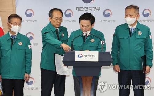 원희룡 국토교통부 장관이 8일 정부서울청사에서 ‘화물연대 집단운송거부’ 관련 관계부처 합동 브리핑을 하고 있다. 2022.12.8. 연합뉴스