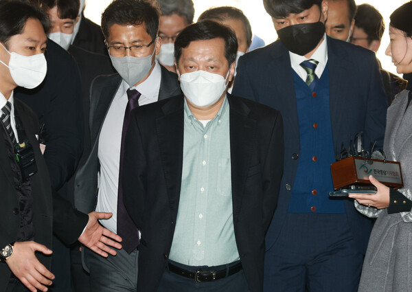 9일 검찰에 의해 기소된 정진상 전 민주당 대표실 정무실장. 사진은 11월 18일 영장실질심사를 받기 위해 서울중앙지법에 출석하던 모습. 2022.11.18(연합뉴스)